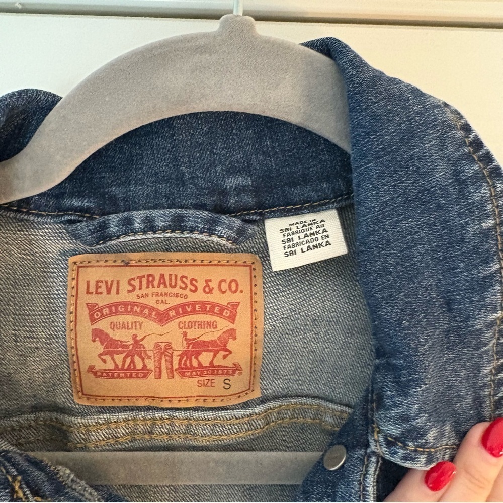 Levi’s Women’s Medium Wash Blue Denim Original Trucker Jacket - Picture 4 of 10